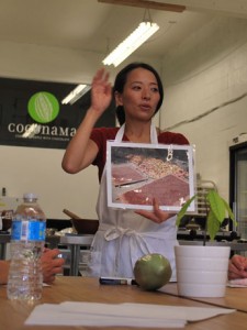 ワークショップの参加者たちにカカオ豆について説明する「Coconama Chocolate」の浜本香代子さん