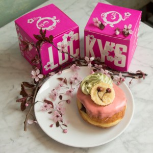 ドーナツショップ「Lucky’s Doughnuts」が期間限定（4月14日まで）で販売している「桜ドーナツ」